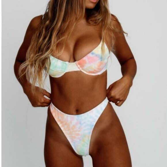 Skatie X Salty Blonde• ‘Kate’ Bikini Top in OAHU Tie Dye